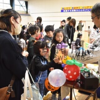 児童、仮装やゲーム満喫　青葉小でハロウィーンイベント【釧路市】(2024-11-16)