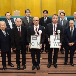 髙尾さん（音楽）、丸山さん（油彩）祝福　釧新郷土芸術賞の贈呈式【釧路市】(2024-11-18)