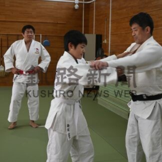 柔道の基本中学生に指導　メダリスト出前授業_1(2024-11-22)