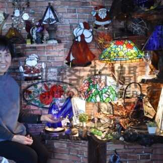 海老ケ瀬さん手作りのステンドグラス展示　理容室「ヘアーキック」【釧路市】(2024-11-24)