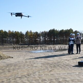 ドローン操作や３Ｄ測量を体験　遠矢中【釧路町】(2024-11-04)