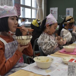 サケフレークおいしい　まるごと根室が小中に無償提供【根室】(2024-11-20)