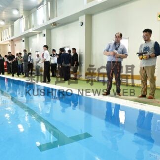 水中ドローン操作学ぶ　道、漁業関係者の活用期待【釧路町】(2024-11-07)