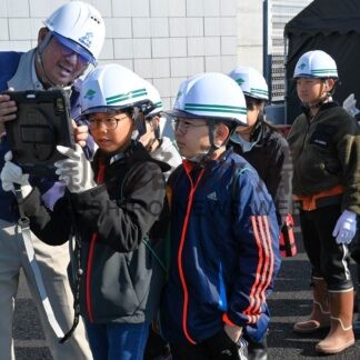 道横断道建設に興味、阿寒小が現場見学　釧路開建【釧路市】(2024-11-06)