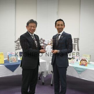 市中央図書館に児童図書５８冊寄贈　生保釧路協会【釧路市】(2024-11-19)