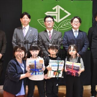 好きな絵本楽しんで　ゆうやけライオンズクたんちょう支部が保育園に寄贈【釧路市】(2024-11-09)