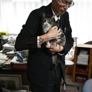 保護猫 従業員に癒やし　川湯観光ホテル、すくすくと成長【弟子屈】(2024-11-06)