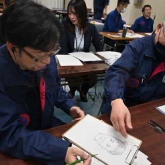 似顔絵で「犯人逮捕」　釧路署で講習会【釧路市】(2024-11-13)