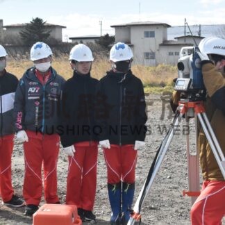測量や現場見学通し建設業に理解深める　柏陵中生が職場体験【根室】(2024-11-27)
