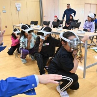 最新ＡＲで消火体験　西消防署白糠支署で初の防災教室【白糠】_1(2024-11-09)