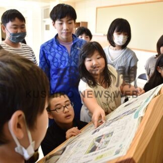 釧高専生が地元材活用し新聞台製作　青葉小に設置【釧路市】(2024-11-22)