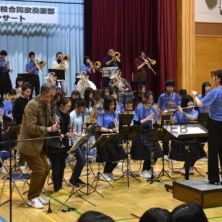 息の合ったステージ披露　標津中、川北中が初の合同定演【標津】(2024-11-17)