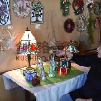 ステンドグラスとリースで彩り　竹内、服部さん２人展【釧路市】(2024-11-07)