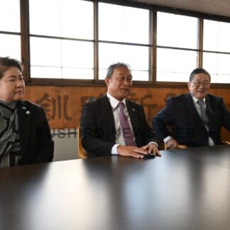 栗林さん「郷土発展へ尽力」　市民貢献賞受賞で祝う会【釧路市】_1(2024-11-15)