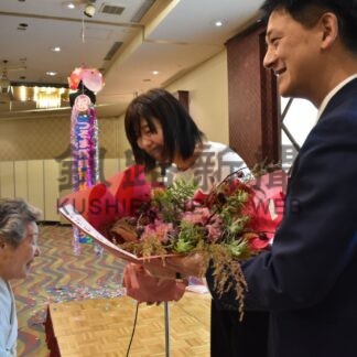 鶴間新市長の誕生祝い花束　釧路新潟県人会【釧路市】(2024-11-20)