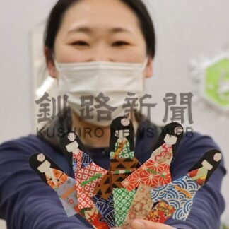 手作り千代紙人形しおりを来館者へ　読書会、図書館に寄贈【根室】(2024-11-03)