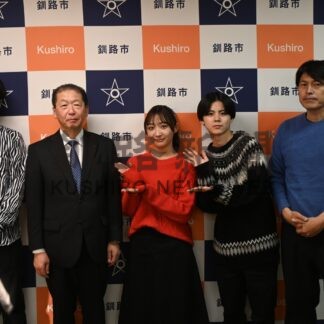 撮影裏話語る　「鶴の里物語」出演者ら役所訪問【釧路市】(2024-11-06)