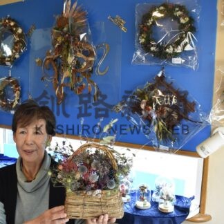 クリスマスドームの置き飾りなど５０点展示　佐藤さんフラワー作品展【釧路町】(2024-11-20)