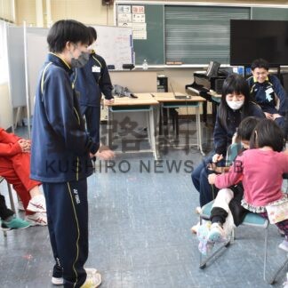 多彩な遊び一緒に楽しむ　阿寒高で園児招き交流学習【釧路市】(2024-11-09)