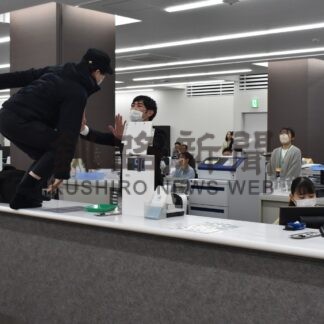 年末控え防犯訓練　道銀釧路支店、強盗事件対応確認【釧路市】(2024-11-20)