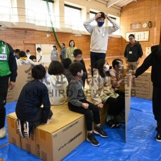 段ボールベッド作り体験　芦野小児童ら防災学習【釧路市】(2024-11-20)