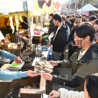 牡蠣まつりに１万人　屋台に長蛇の列、１７日まで【厚岸】(2024-11-17)