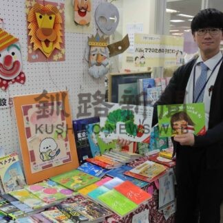 ベトナム実習生 憩いの場に　高僧さん、図書館に本寄贈【根室】(2024-11-29)