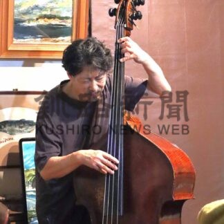ウッドベースの音色で魅了　浦河在住の立花さんがライブ【根室】(2024-11-10)
