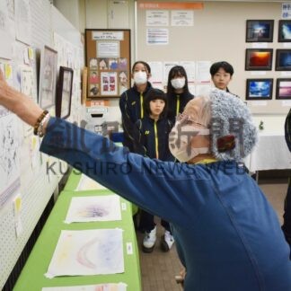 ８７歳中村さん色鉛筆画や詩作品展　弟子屈中生とコラボ【弟子屈】(2024-12-26)