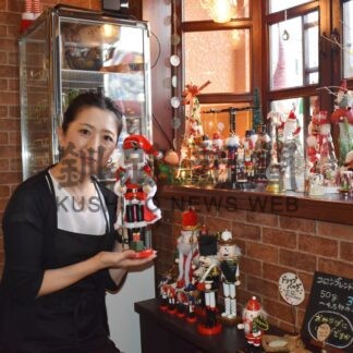 トムテ人形でＸマス装飾　カフェ「コロン」【釧路市】(2024-12-08)