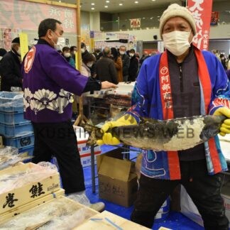 サケ、ホタテ人気 買い物客続々　物産まつり始まる【釧路市】(2024-12-14)