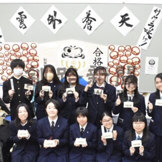 頑張れ受験生！ 絵馬で応援　釧路鶴ケ岱郵便局【釧路市】(2024-12-26)