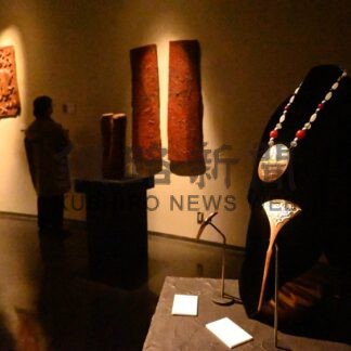 阿寒湖畔の間伐材に命吹き込む　木彫作家アート展【釧路市】(2024-12-12)