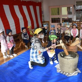 元気に歌い「ぺったん」　ひぶな幼稚園で園児が餅つき【釧路市】(2024-12-11)