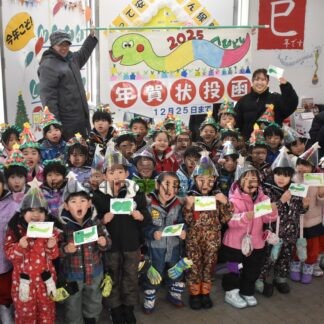 園児 年賀状ポストに投函(2024-12-17)