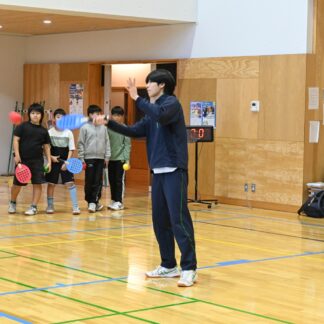 スポーツ通じ児童と交流　白糠高生「テニポン」指導【白糠】(2024-12-30)