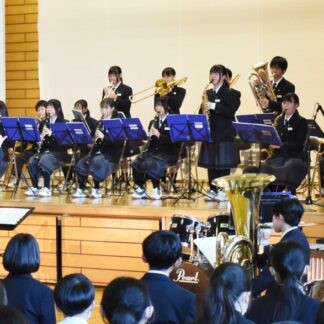 卒業生の木原さんと共演　青陵中吹奏楽部が演奏会【釧路市】(2024-12-04)