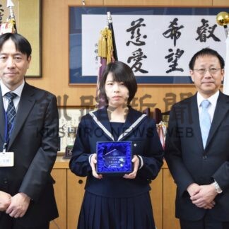 八巻さん（釧江南高３年）佳作　表彰楯の贈呈　心の輪を広げる体験作文【釧路市】(2024-12-31)