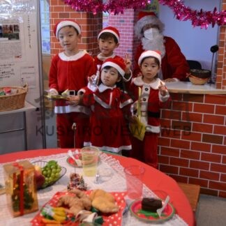 プレゼントに子供たち笑顔　遊学館【釧路市】(2024-12-15)