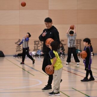 楽しくバスケの基本習得　レバンガの折茂さん指導【鶴居】(2024-12-29)