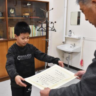 内藤君に間税会会長賞　「税に関する書道」成央小で表彰式【根室】(2024-12-05)