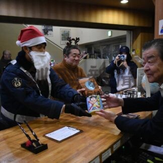 年末 犯罪への警戒を　弟子屈署、サンタやトナカイに扮し啓発【弟子屈】(2024-12-22)