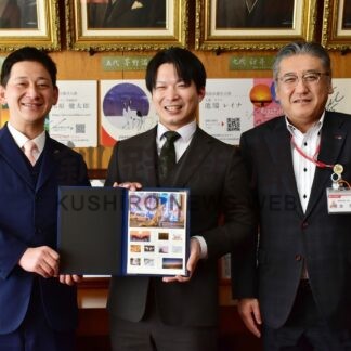 動物や自然の美を広めて　柳楽さん撮影のフレーム切手発売【釧路市】(2024-12-31)