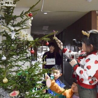 ツリーに短冊 子供ら願い事　振興局木育イベント【釧路市】(2024-12-06)