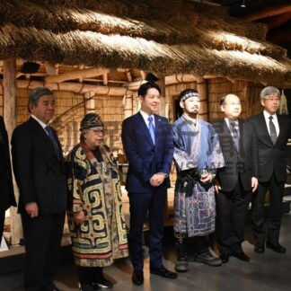 鈴木知事「ポコロ」を視察　アイヌ文化紹介施設【白糠】(2024-12-23)