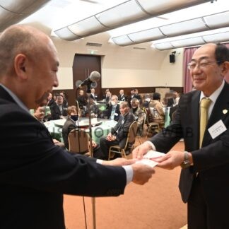 赤い羽根に１０万円寄付　釧路サントリーク【釧路市】(2024-12-12)