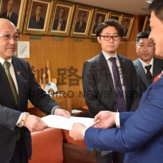 港湾軍事基地化反対、鶴間市長に申し入れ　道港湾労働組合協【釧路市】(2024-12-16)