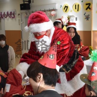 サンタ園児に贈り物　野のはな園【釧路市】(2024-12-22)