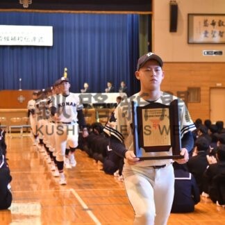 釧路江南高に記念盾　センバツ21世紀候補枠【釧路市】(2024-12-21)