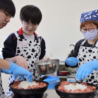 根室高生 乳製品で料理作り　「酪農女性の集い」に初参加【根室】(2024-12-18)